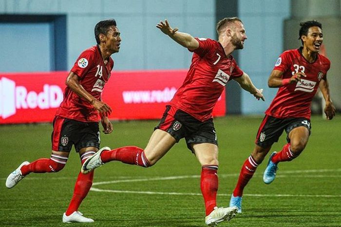 para-pemain-bali-united-merayakan-gol-yang-dicetak-melvin-platje.jpg