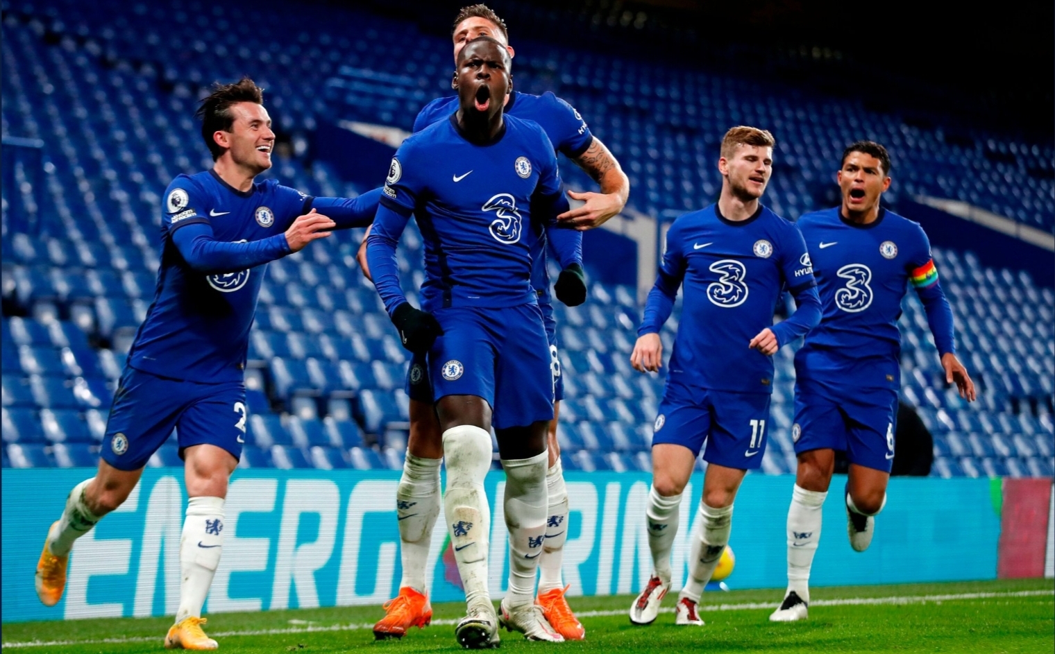 para-pemain-chelsea-merayakan-gol-yang-dicetak-kourt-zouma.jpg