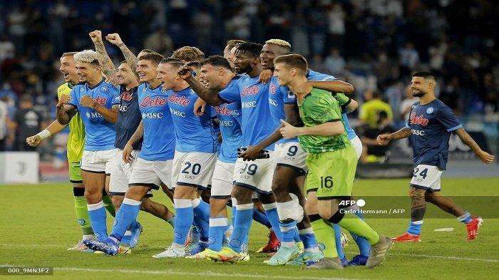para-pemain-napoli-melakukan-selebrasi-liga-italia-serie-a.jpg