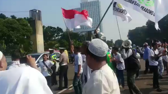 para-pendukung-prabowo-sandiaga-uno-berteriak-menyanyikan-yel-yel.jpg