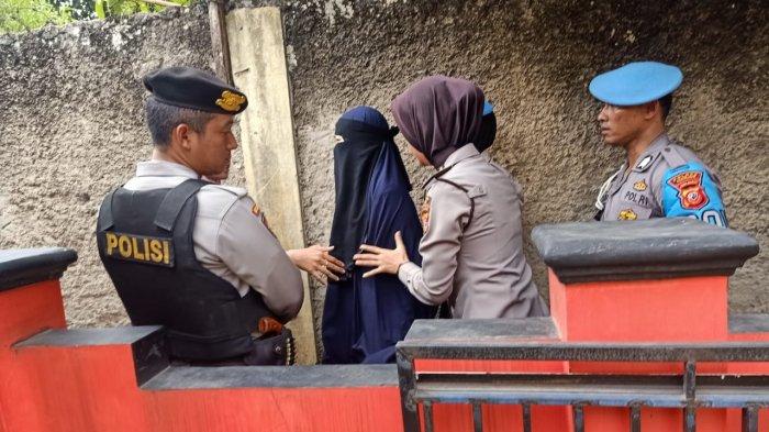 pasangan-suami-istri-ds-24-dan-dk-25-ditangkap-densus-88-antiteror.jpg