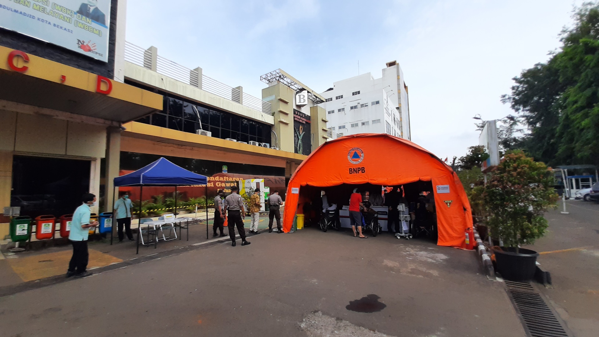 Kondisi RSUD Kota Bekasi Memprihatinkan, Pasien Harus Tidur 'Ngemper' di Tenda Darurat