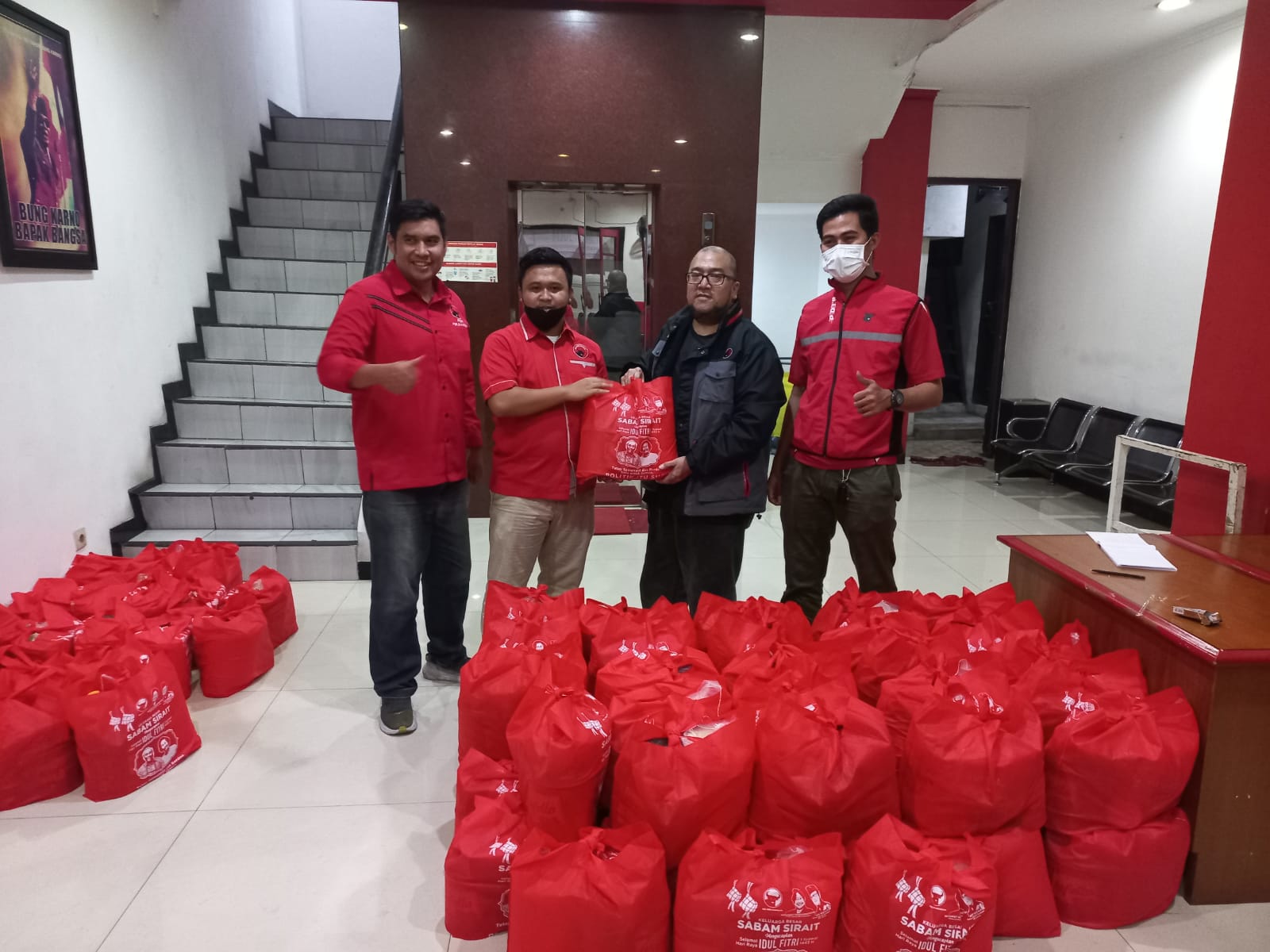 Terima Bingkisan Lebaran, Kader PDIP Jakarta Berterima Kasih ke Keluarga Besar Sabam Sirait