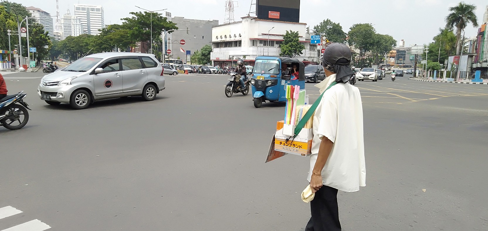 Tak Boleh Jualan di Lampu Lalu Lintas, Pedagang Asongan Ini Kucing-kucingan dengan P3S
