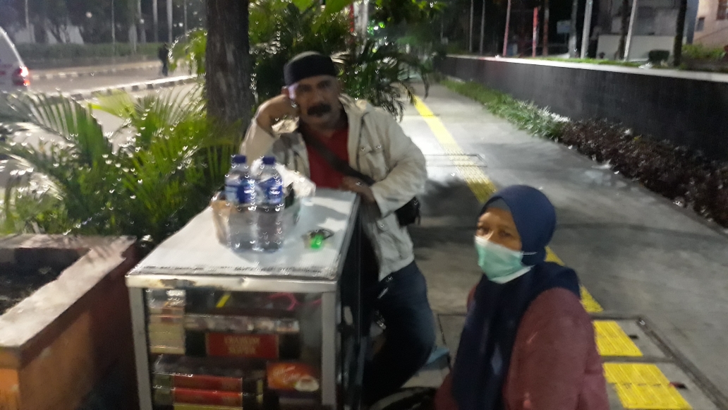 pedagang-jualan-di-sekitar-bawaslu.jpg
