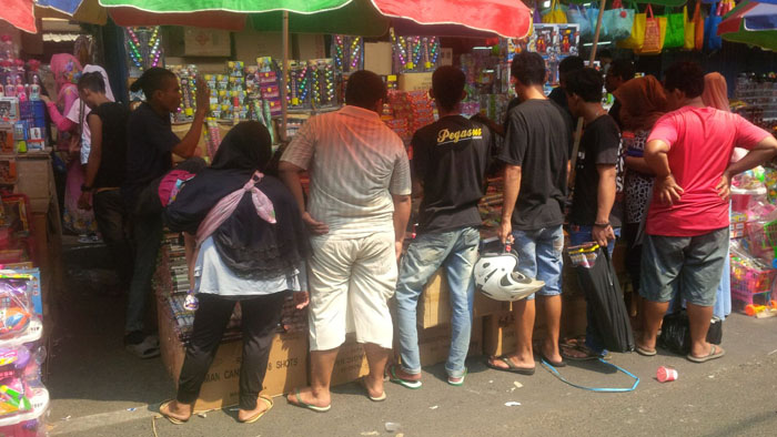 pedagang-kembang-api-jadi-pedagang-yang-paling-banyak-diserbu-pengunjung_20180603_151314.jpg