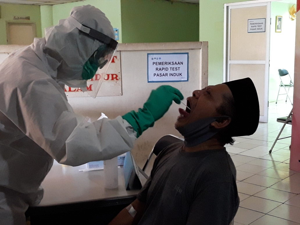 pedagang-pasar-induk-kramat-jati-tes-swab-deteksi-covid-19.jpg