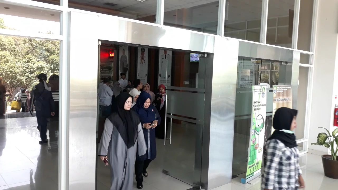 pegawai-pemkot-bekasi-pakai-sarung-dan-baju-muslim-saat-perayaan-hari-satri-nasional.jpg