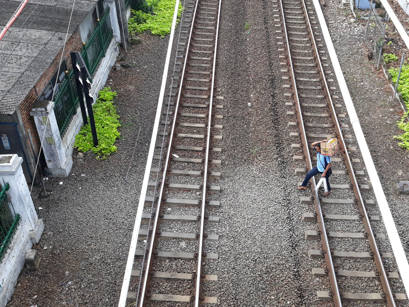 Bahayakan Diri! Masih Ada Pejalan Kaki Menyebrang Perlintasan Rel Kereta Api Lenteng Agung