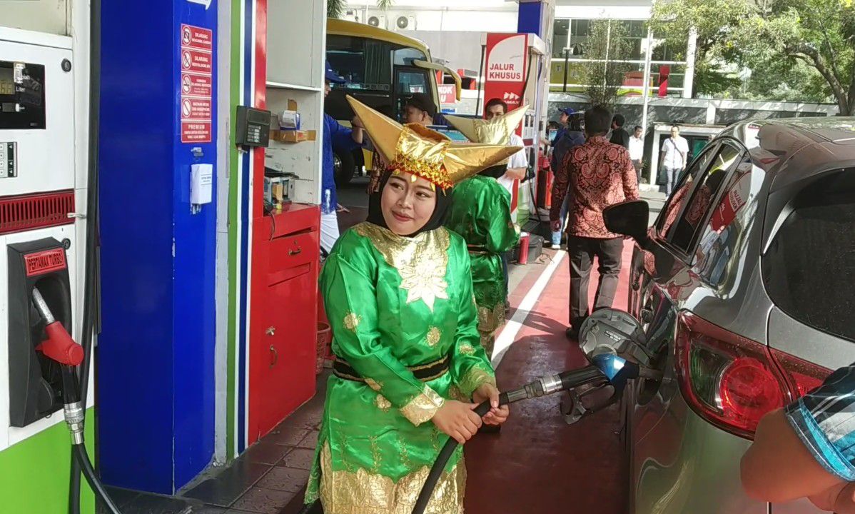 Peringati Hari Kartini, Operator Pompa Bensin di Kelapa Gading Pakai Baju Adat