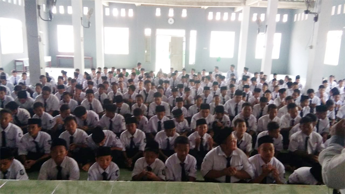 pelajar-mts-at-taqwa-bekasi-saat-melaksakan-salat-gaib_20181001_173530.jpg