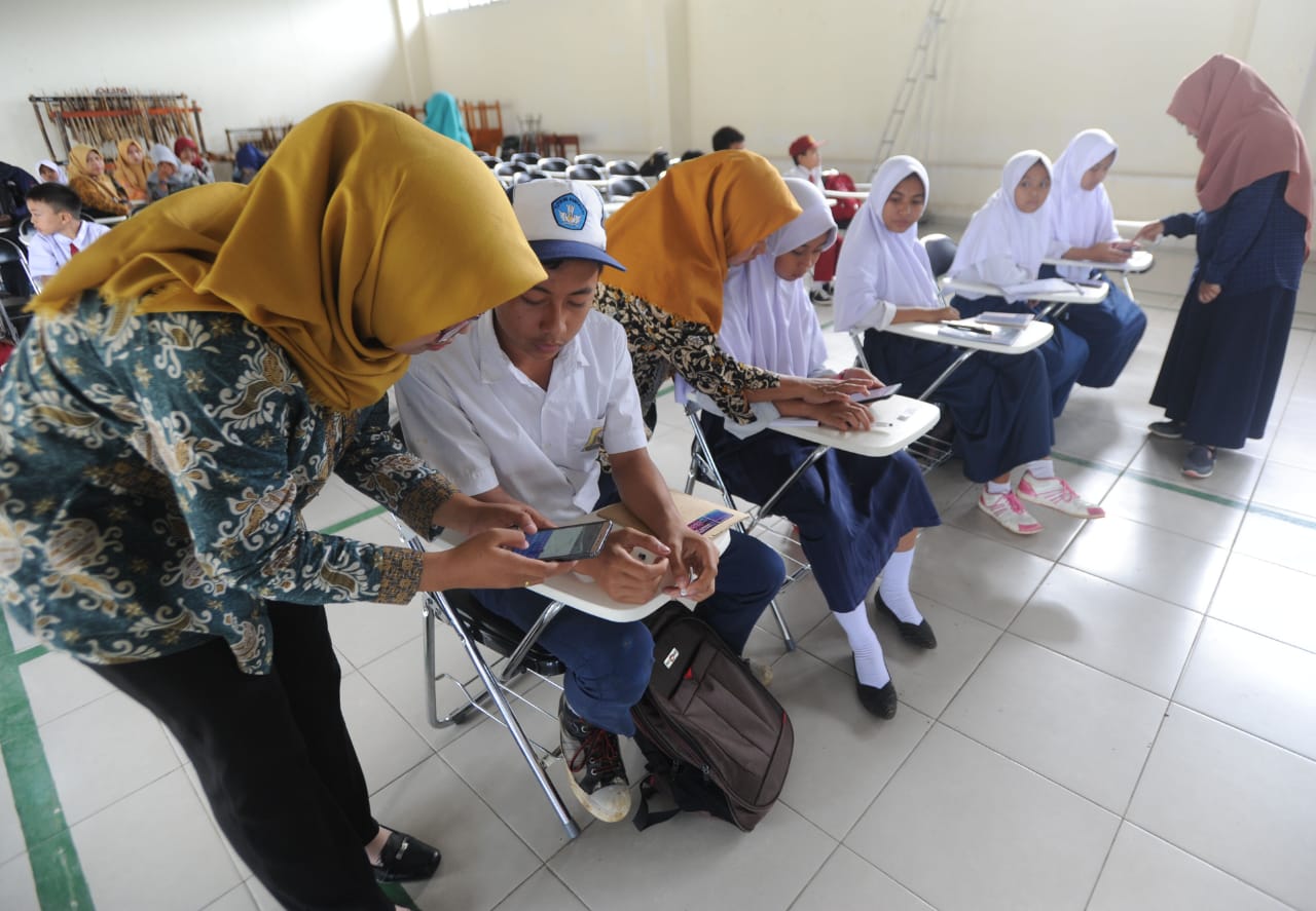 pelajar-smp-belajar-dengan-gadget.jpg