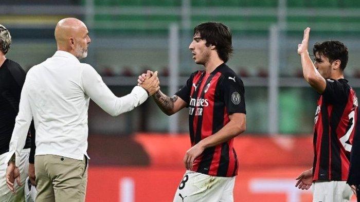 pelatih-ac-milan-stefano-pioli-menjabat-tangan-sandro-tonali.jpg