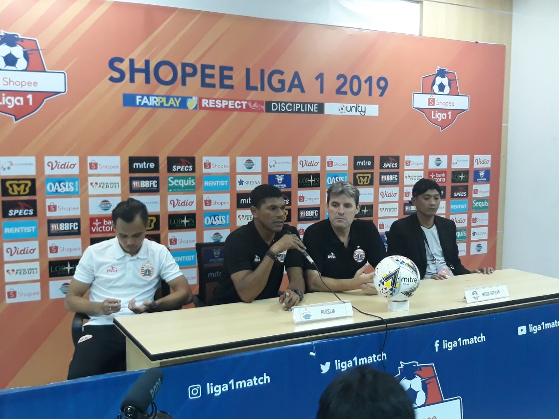 pelatih-kepala-persija-jakarta-julio-banuelos-saez-di-pakansari.jpg