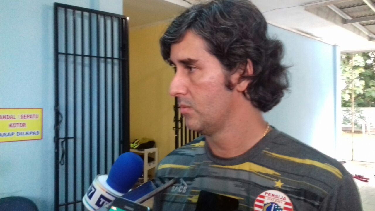 pelatih-kepala-persija-stefano-cugurra-teco_20180407_234618.jpg