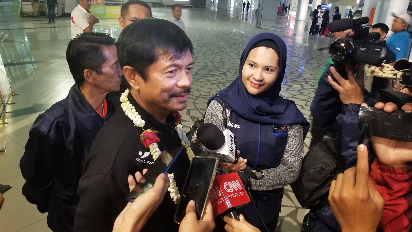 pelatih-timnas-u-23-indonesia-indra-sjafri-di-bandara.jpg