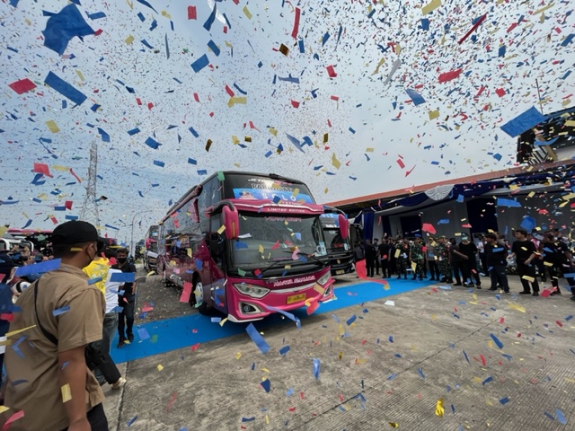 pelepasan-mudik-gratis-kementerian-perhubungan-di-terminal-jatijajar-tapos-depok.jpg