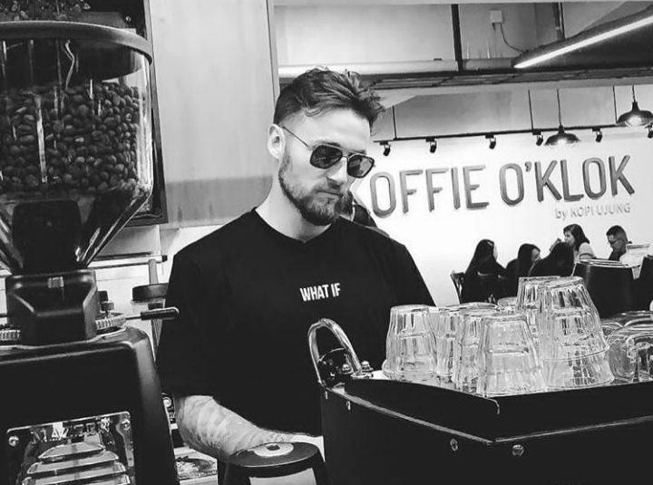 pemain-baru-persija-jakarta-marc-klok-saat-berada-di-kedai-koffie-oklok.jpg