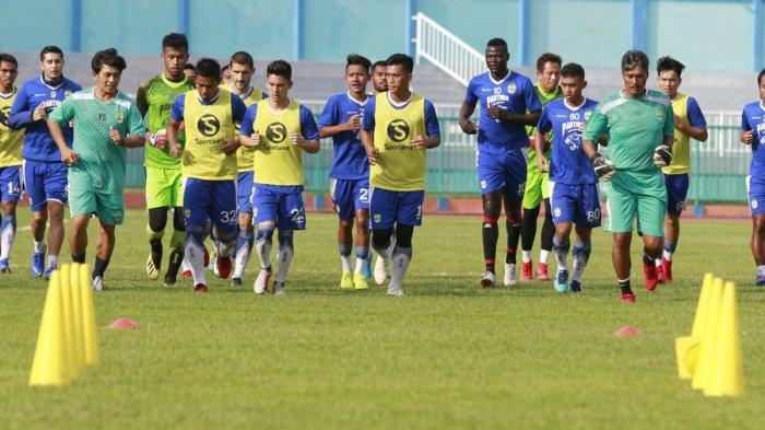 pemain-persib-bandung-berlari.jpg