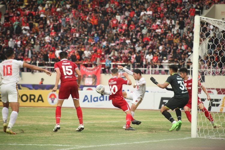 pemain-psm-makassar-kenzo-nambu-saat-mencetak-gol-ke-persis-solo.jpg