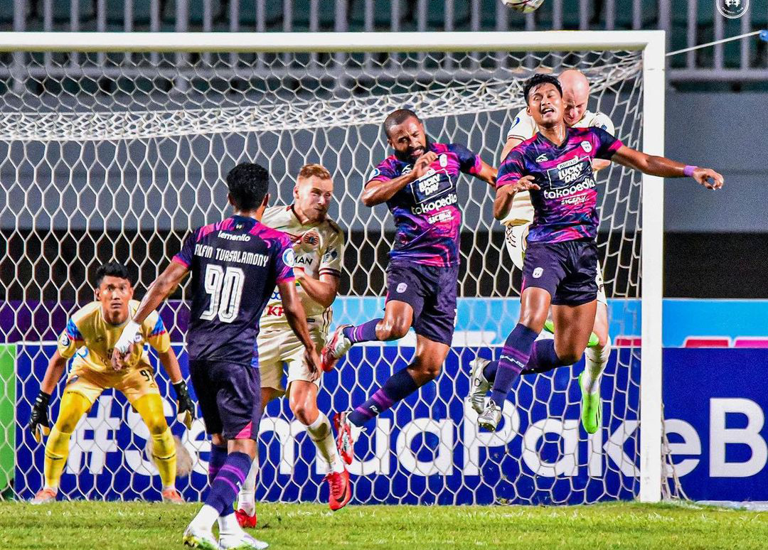 pemain-rans-nusantara-fc-dan-persija-jakata-berebut-bola-di-udara-laga-pekan-kelima-liga-1.jpg