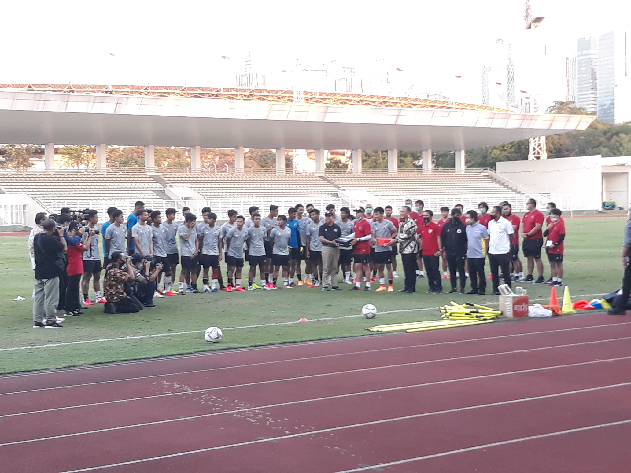 Aksi Nyentrik Pemain Timnas U-19, Shin Tae-yong Instruksikan Pemain Gunakan Kaos Kaki Beda Warna