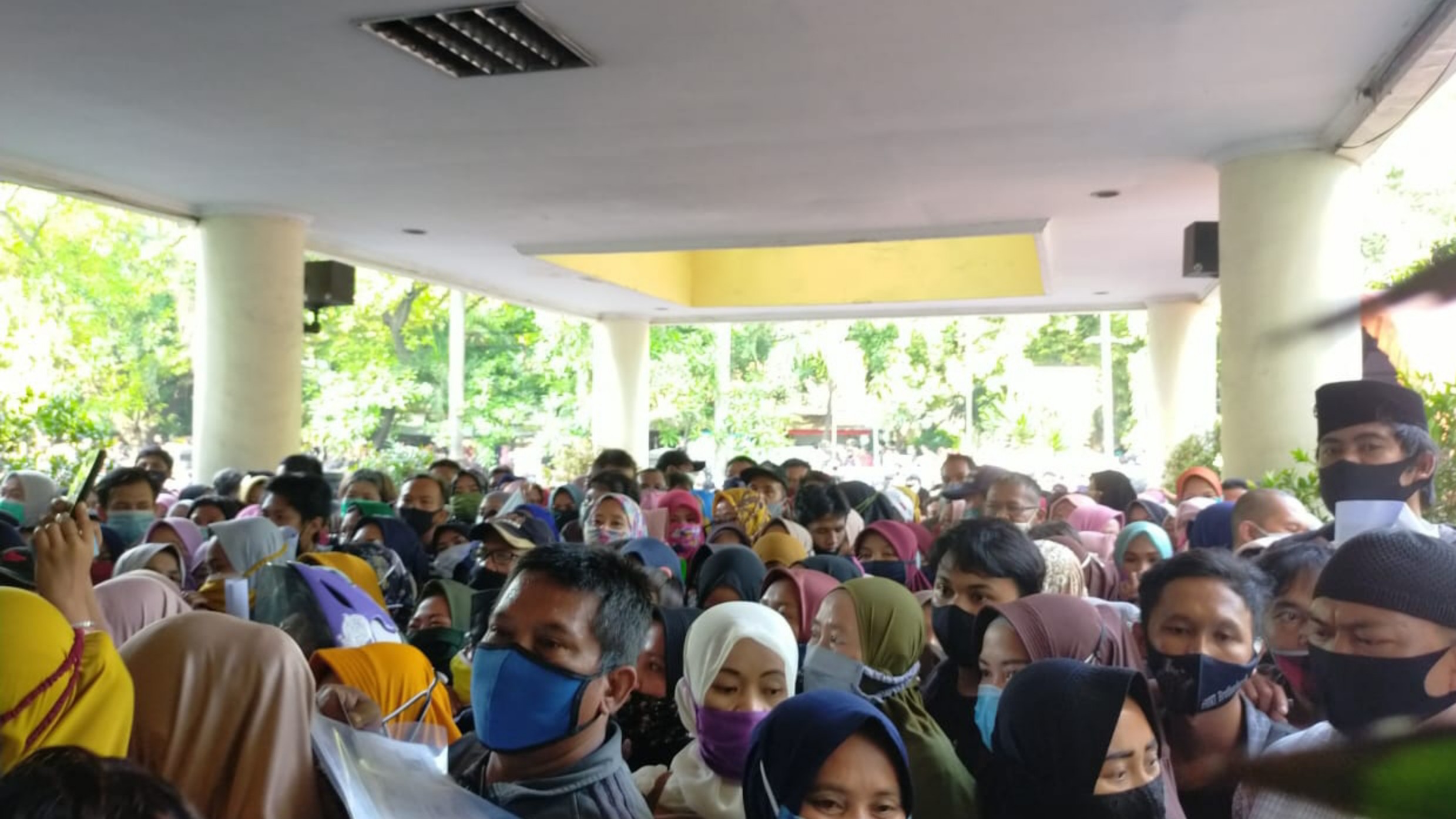 pemandangan-ribuan-masyarakat-yang-berkerumun-di-gedung-cisadane-kota-tangerang.jpg