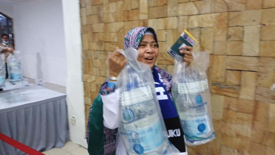 pembagian-lima-liter-air-zamzam-tahap-awal-kepada-jemaah-haji-di-Debarkasi-Asrama-Haji-Pondok-Gede-2.jpg