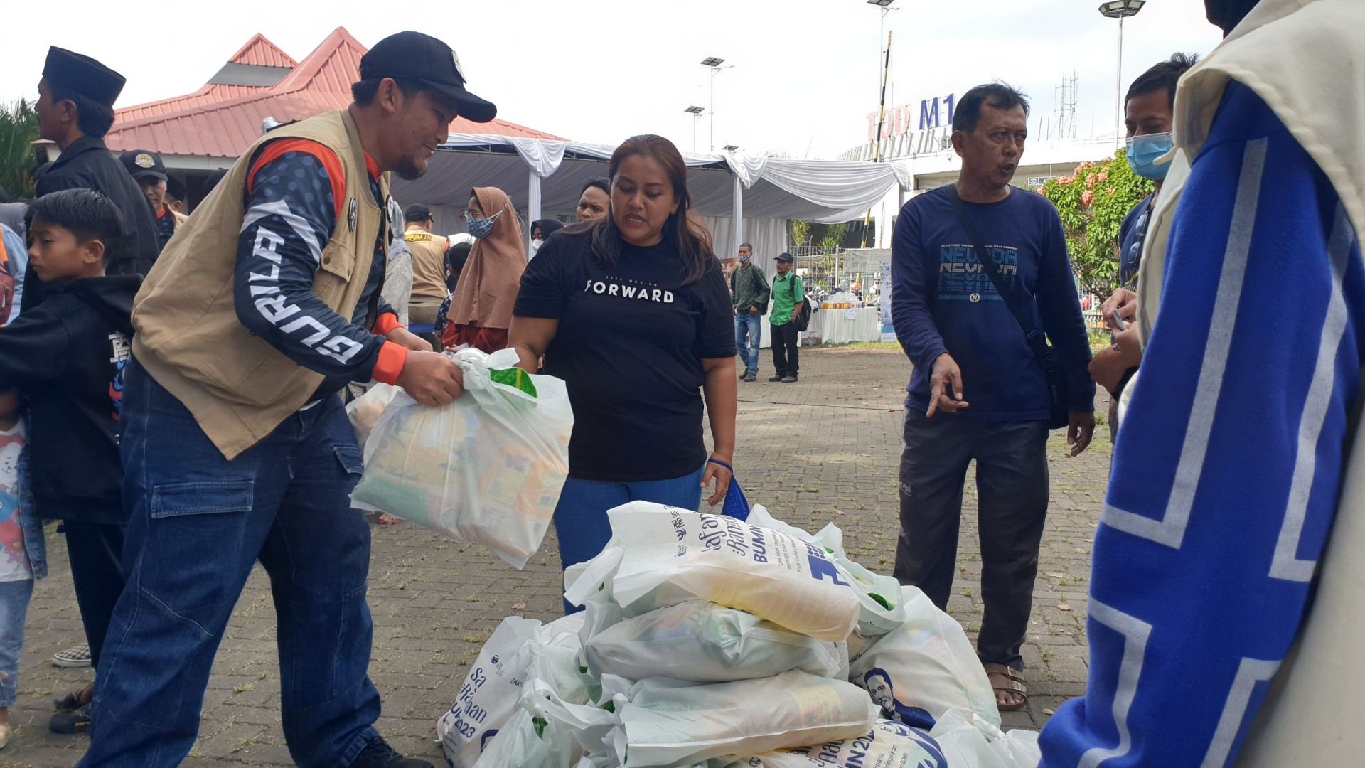 Cukup Bayar Rp 50 Ribu, Warga Sekitar Bandara Soekarno-Hatta Bisa Dapat Paket Sembako Murah