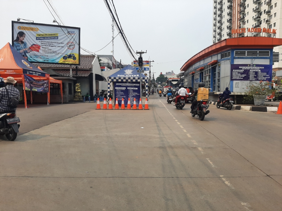 pembatasan-di-pos-ppkm-level-4-di-jalan-ciledug-raya-pesanggrahan.jpg