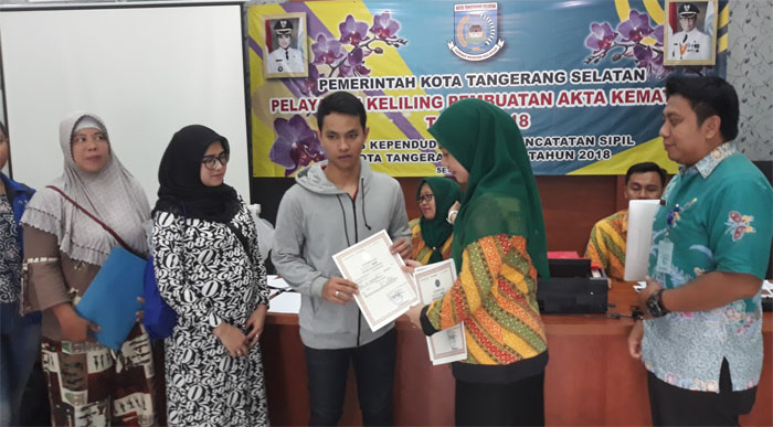 pemberian-akta-kelahiran-bagi-warga-tangerang-selatan_20180405_174905.jpg