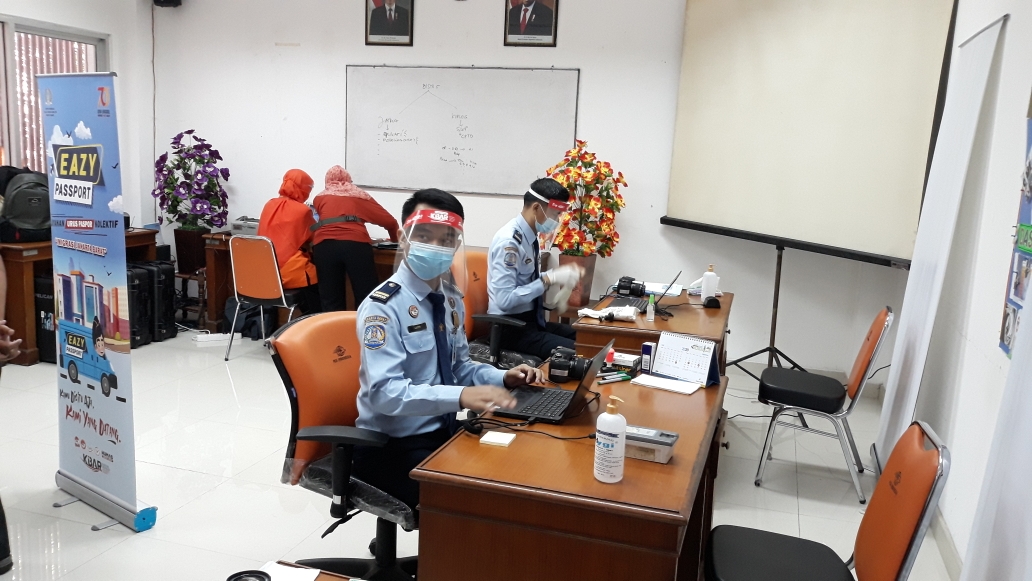pemohon-mengikuti-layanan-paspor-eazy-passport-yang-digelar-imigrasi-jakarta-barat-2.jpg