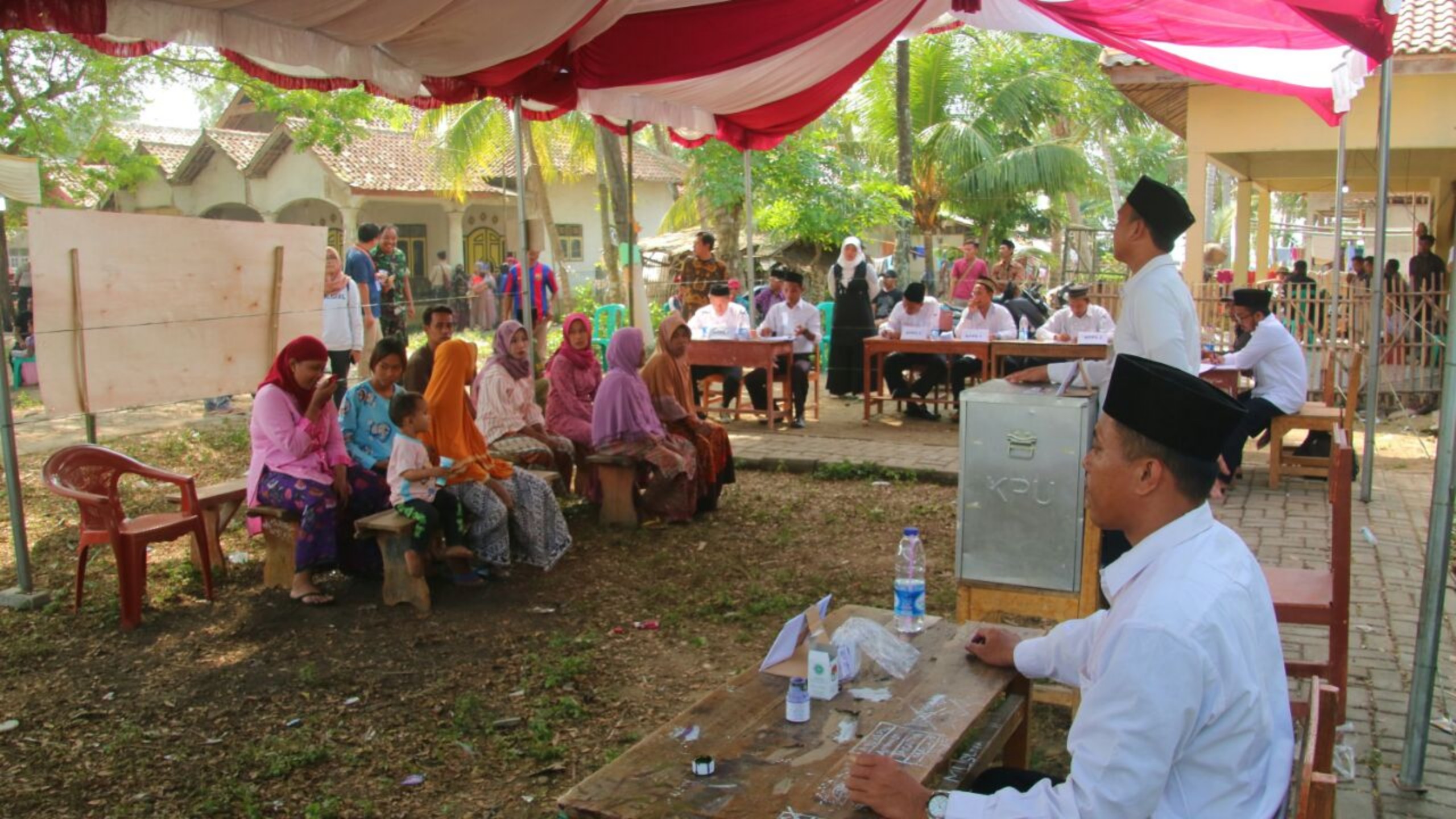 Antusias Warga Kabupaten Tangerang Tinggi saat Melangsungkan Pemungutan Suara Ulang