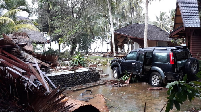 penampakan-sebuah-mobil-di-mutiara-carita-resort.jpg