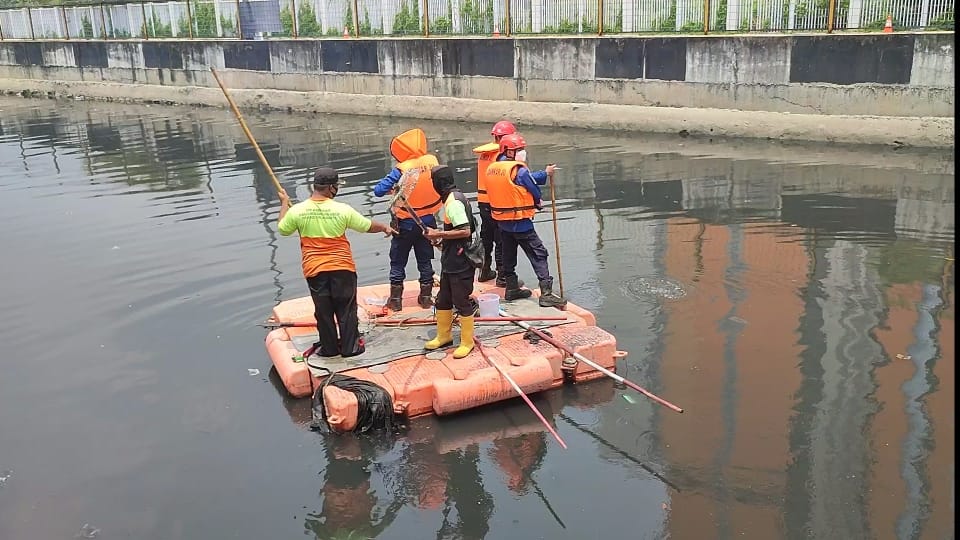 pencarian-orang-tenggelam-di-kali-item-tanjung-priok.jpg
