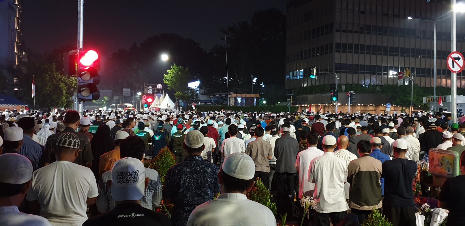 pendemo-jalankan-salat-tarawih-di-depan-gedung-bawaslu-ri-2.jpg