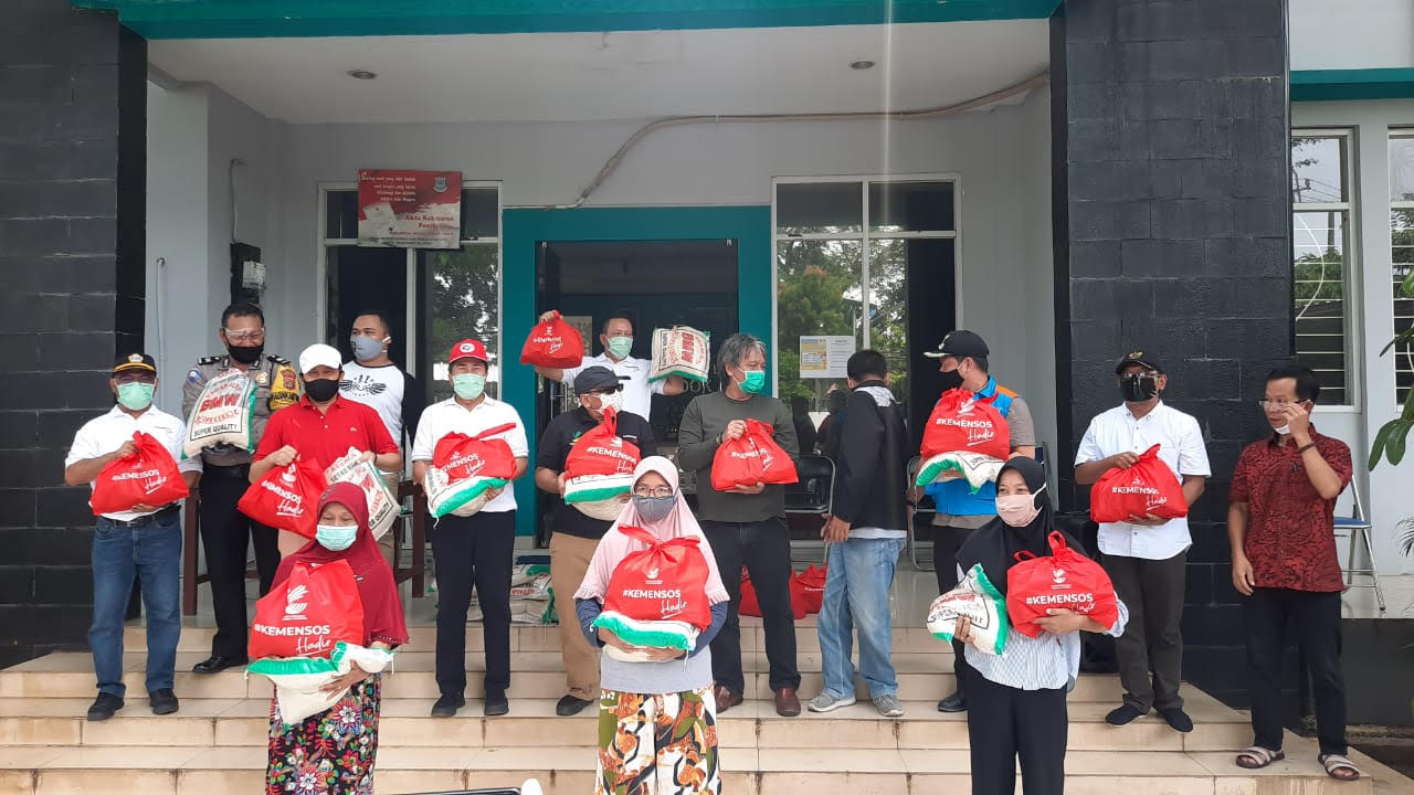 penerima-bantuan-kemensos-hadir-di-pelataran-kelurahan-pondok-aren.jpg