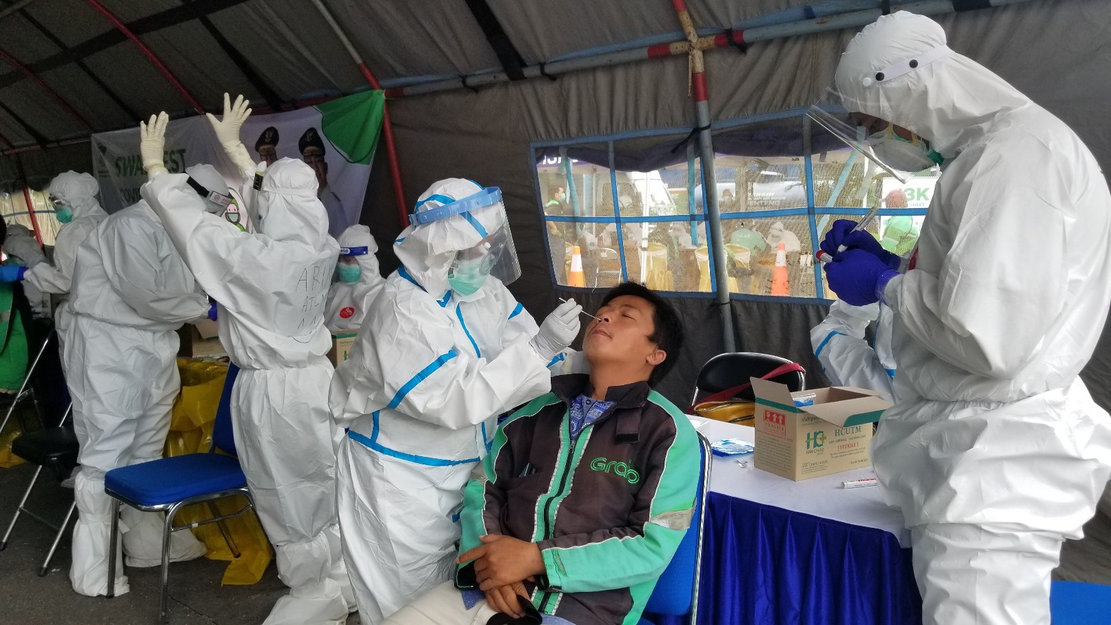 pengemudi-ojek-online-yang-mengikuti-swab-test-di-terminal-poris-plawad-kota-tangerang.jpg