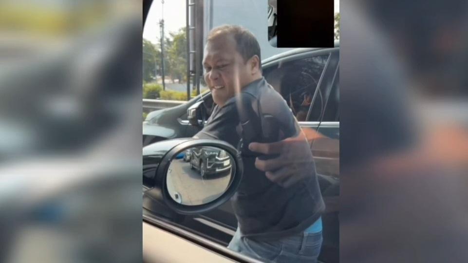 SOSOK Glenn Victor Kasakeyan, Driver Taksi Online yang Ngamuk dan Rusak Mini Cooper di Sunter - Tribunjakarta.com