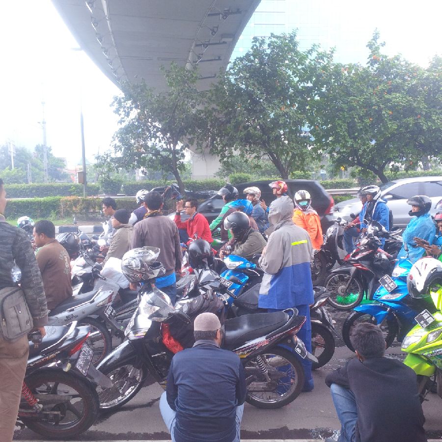 Hujan Turun, Pengendara Sepeda Motor Pilih Berteduh di bawah Simpang Susun Semanggi