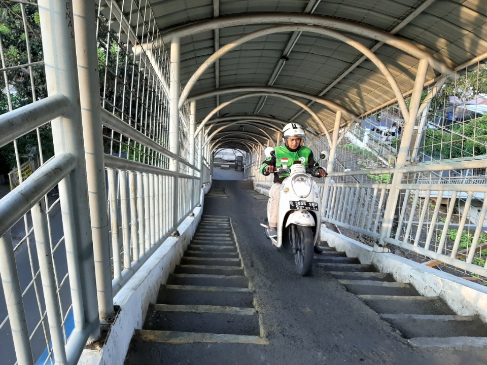 pengendara-motor-melintas-di-jpo-stasiun-pasar-minggu-baru-2.jpg