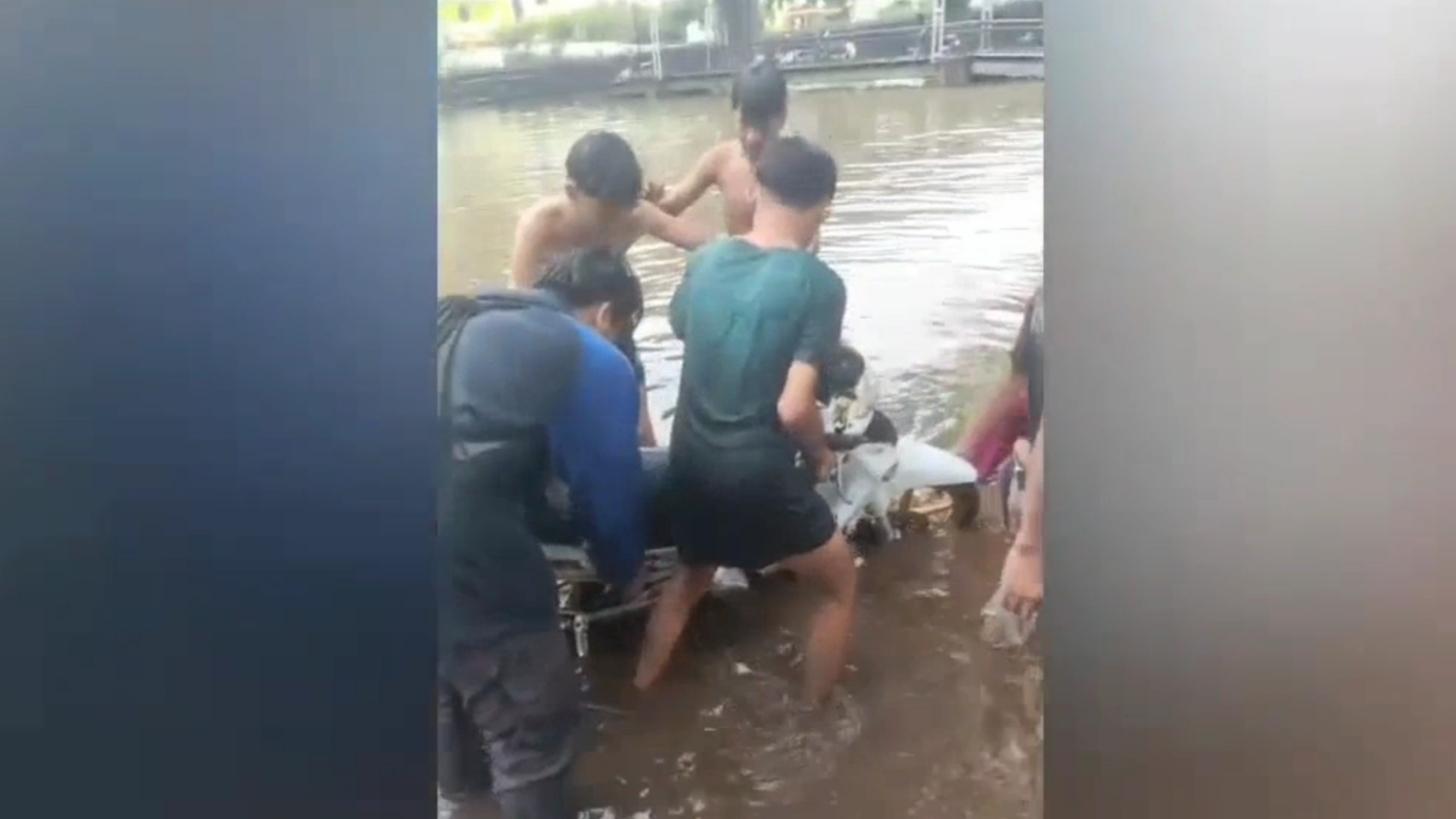 pengendara-motor-tercebur-ke-Kali-Ancol.jpg