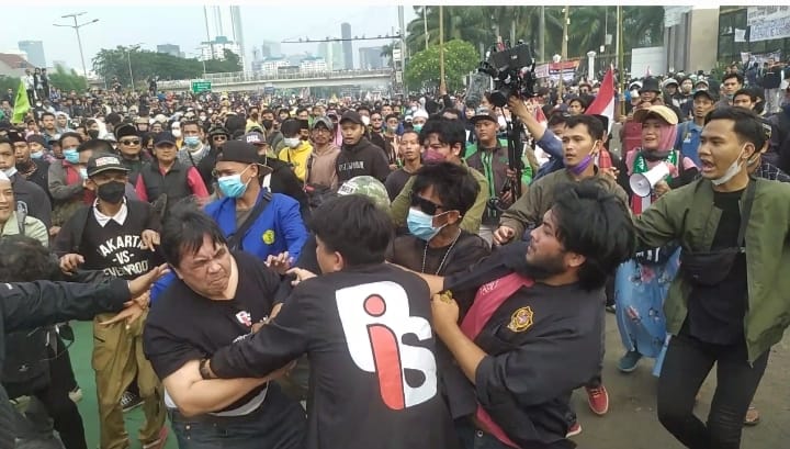 pengeroyokan-ade-armando-di-depan-gedung-dpr-ri-jakarta-pusat-senin-1142022.jpg