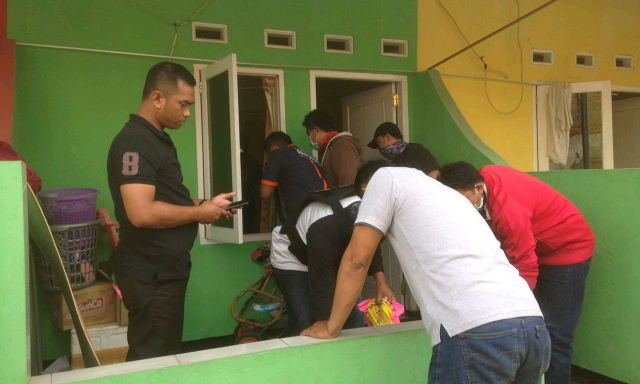 penggeledahan-rumah-kontrakan-terduga-teroris_20180520_113522.jpg