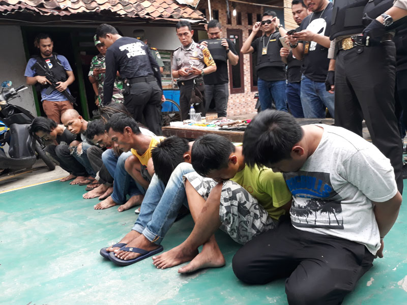 Gerebek Narkoba di Kampung Boncos, Polisi Amankan Delapan Orang