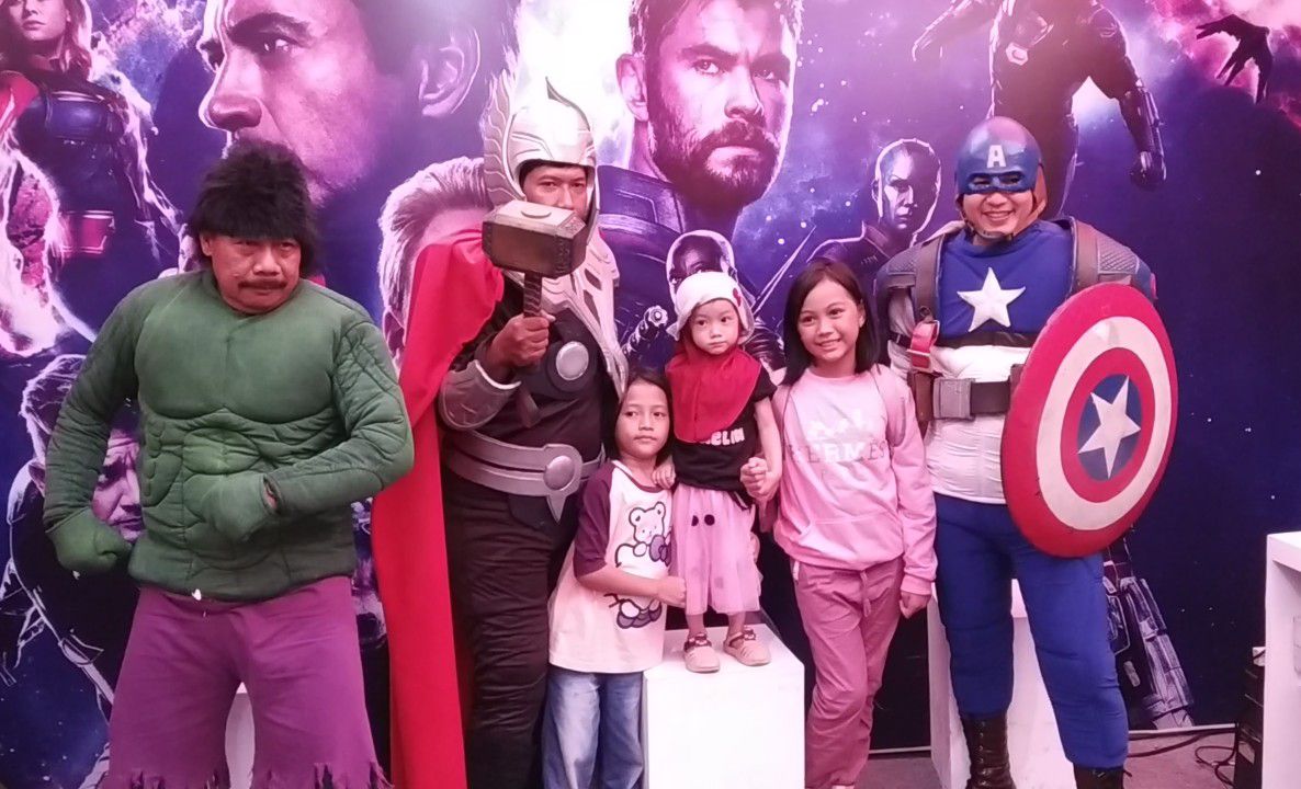 pengunjung-ancol-berfoto-bersama-polisi-yang-mengenakan-kostum-the-avengers.jpg
