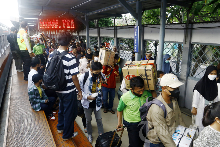 penumpang-kereta-api-di-stasiun-pasar-senen-arus-balik-lebaran.jpg