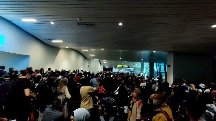 penumpang-membludak-saat-antrean-tes-pcr-terminal-3-kedatangan-internasional-bandara-soekarno.jpg