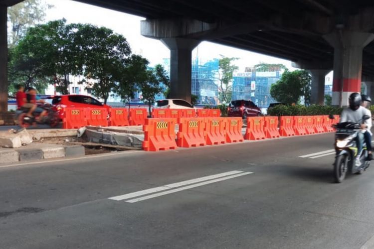 penutupan-jalur-u-turn-atau-putaran-balik-di-jalan-di-panjaitan-jaktim.jpg