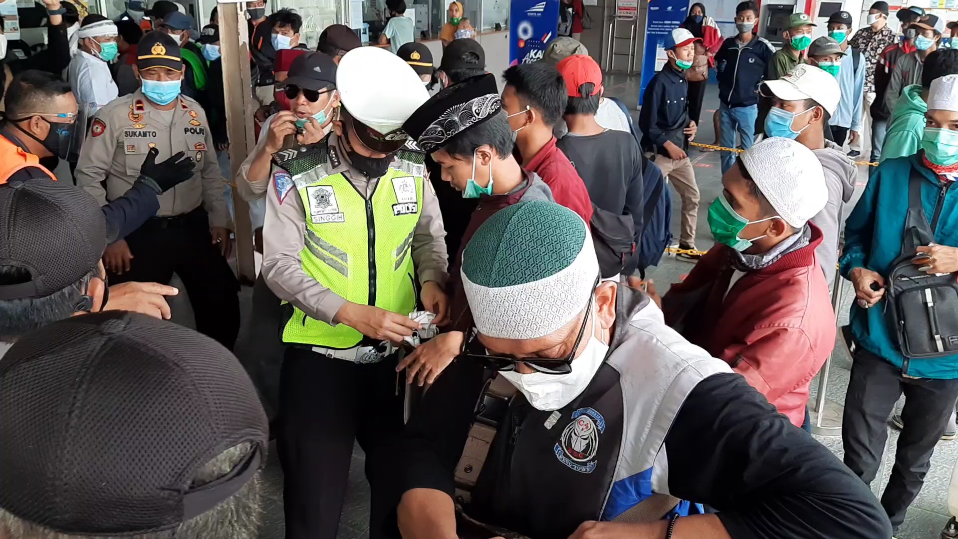 penyekatan-yang-dilakukan-polisi-di-stasiun-bekasi-2.jpg